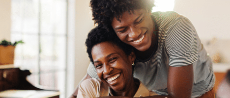 Taux d'usure 2026 : famille prenant ensemble le petit déjeuner