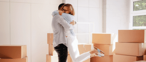 Taux immobiliers 2026 : photo d'un couple qui emménage