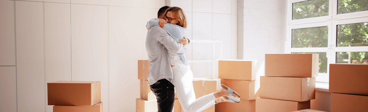 Taux immobiliers 2026 : photo d'un couple qui emménage