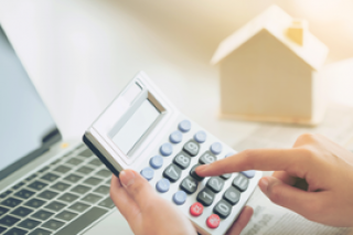 Doit-on rembourser son assurance emprunteur lors d'un report de mensualité de prêt immobilier ?